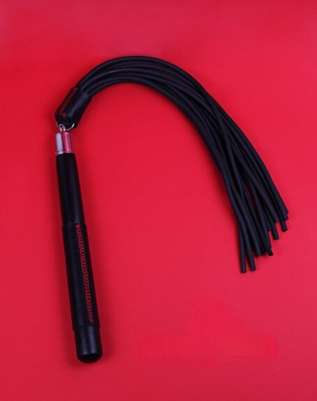 2 flogger con lacinie in gomma, manico in legno e cuoio italiano impunturato a mano, con testa munita di cuscinetto per una rotazione fluida ed agevole..jpeg