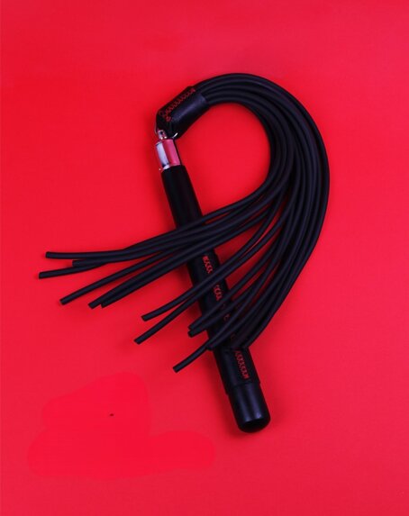 flogger con lacinie in gomma, manico in legno e cuoio italiano impunturato a mano, con testa munita di cuscinetto per una rotazione fluida ed agevole..jpeg