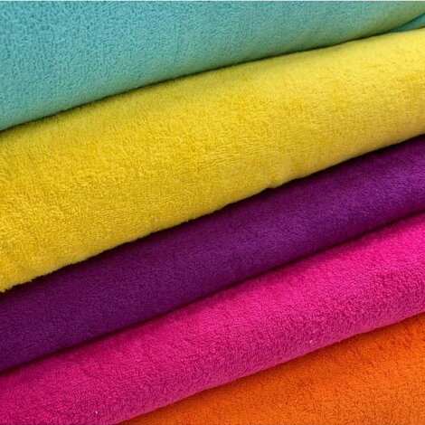 47595435-colorato-rotoli-di-biancheria-tessuto-nel-vario-colori-e-taglie-ordinatamente-disposte-su-il-parete-contro-un-bianca-sfondo-foto.jpeg