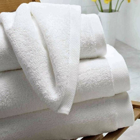 bianco-asciugamano-sulla-decorazione-letto-in-camera-da-letto-interni-1024x654.jpeg