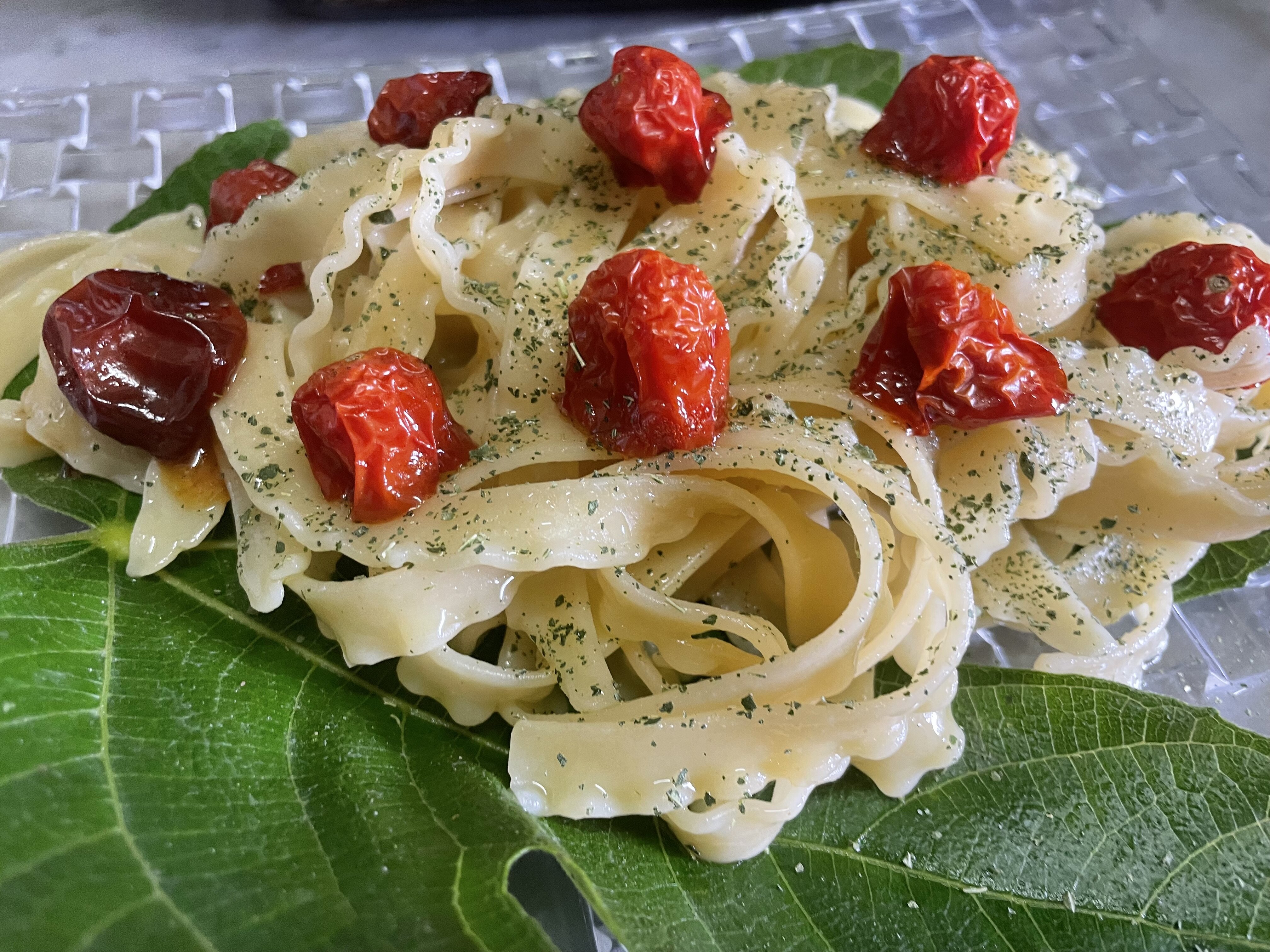 Pasta con le foglie di fico: il profumo segreto dell&rsquo;estate mediterranea