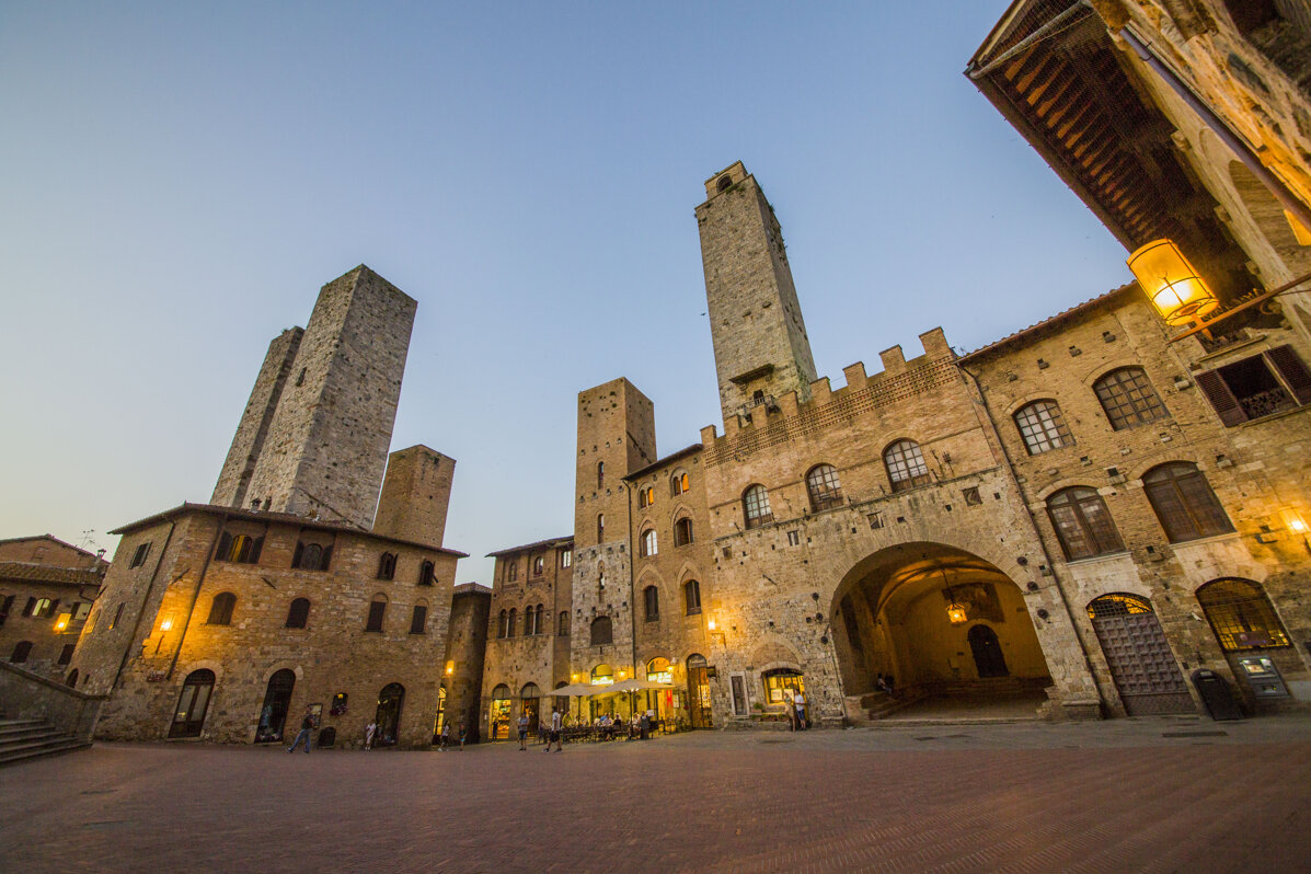 case-vacanze-in-san-gimignano-piazza-duomo-tramonto-tra-le-torri.jpeg