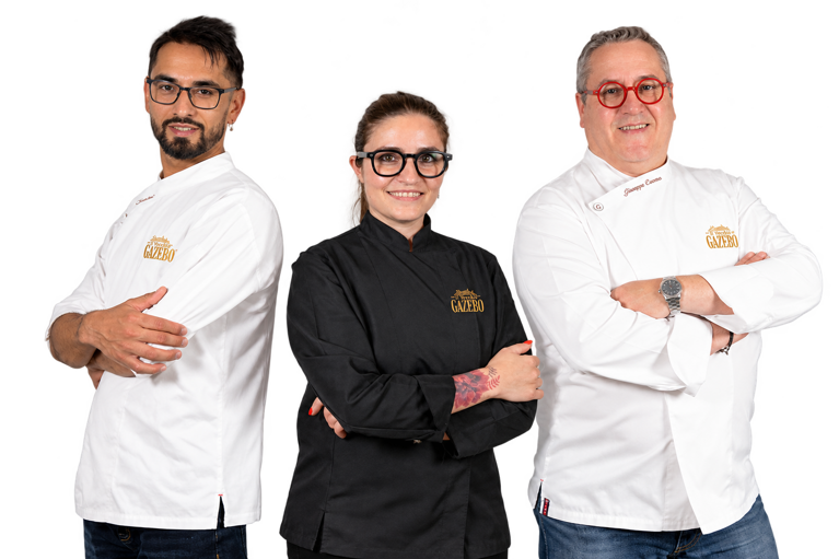 ritratto di tre chef in divisa ritratto di tre chef in divisa