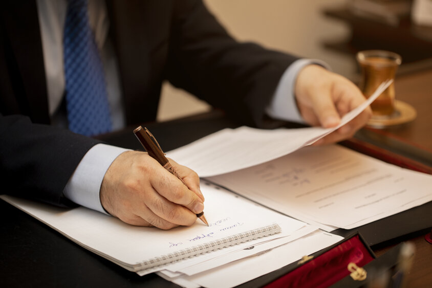 businessman-signing-important-contract-papers.jpeg businessman-signing-important-contract-papers.jpeg