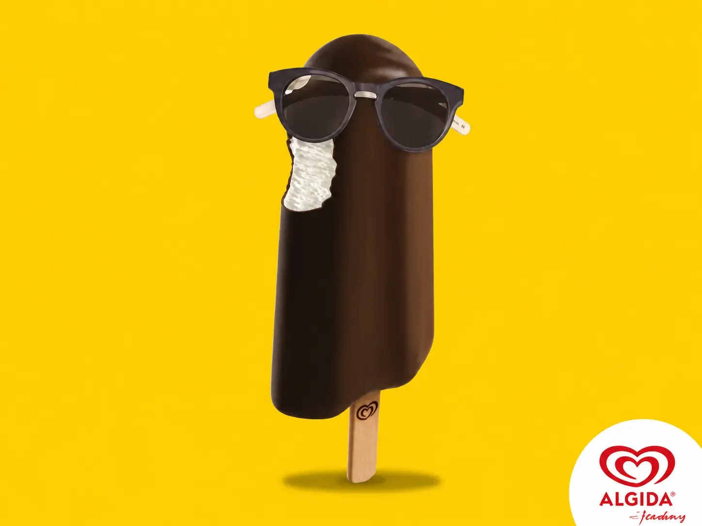 Gelato Algida con occhiali da sole Saraghina x Algida su sfondo giallo
