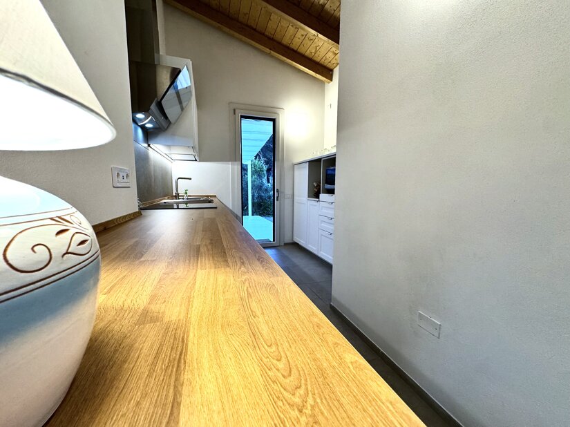 Cucina moderna completamente attrezzata con piano cottura e forno a microonde