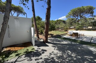 Doccia esterna nel giardino, comoda al rientro dalla spiaggia.