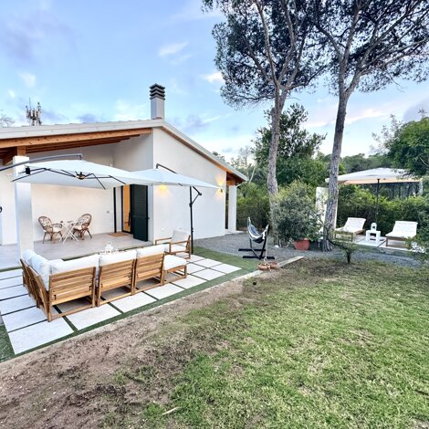 Zona solarium con prato, lettini e angolo relax