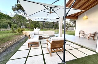 Portico coperto con zona relax e accesso diretto al giardino.