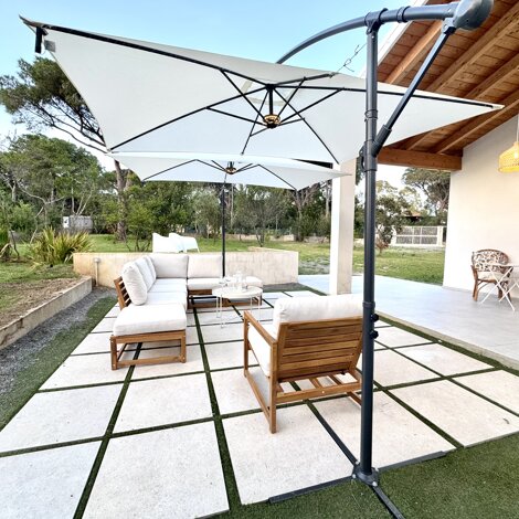 Zona relax esterna con angolo divani e poltrone