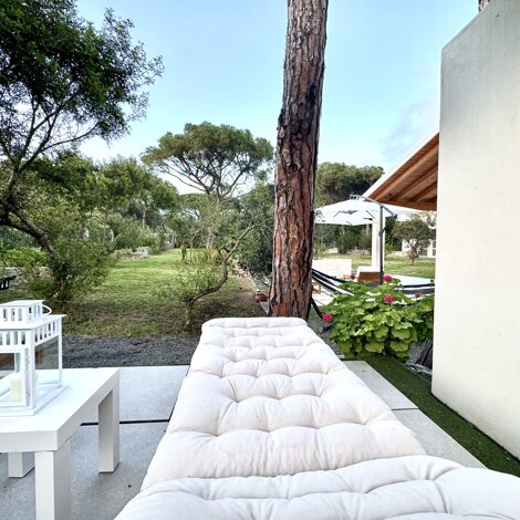 Solarium con lettini, ombrelloni e spazi per il relax