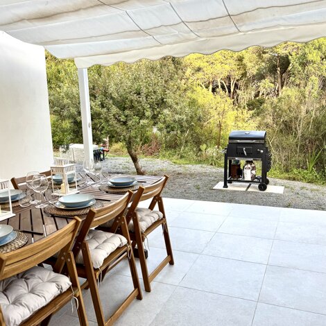 Patio esterno con ombreggio per momenti conviviali