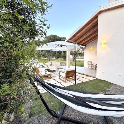 Esterno di FilMa Seagarden Villa immerso nel verde, con amaca