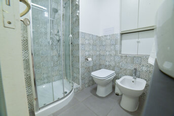 Bagno moderno della casa vacanze Le Quinte del Massimo Palermo Bagno moderno della casa vacanze Le Quinte del Massimo Palermo