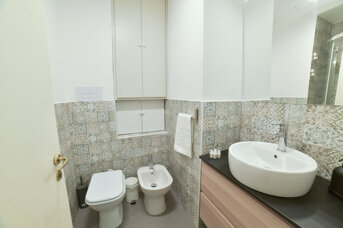 Bagno moderno della casa vacanze Le Quinte del Massimo Palermo Bagno moderno della casa vacanze Le Quinte del Massimo Palermo