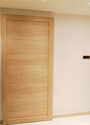 porte in legno marrone chiaro