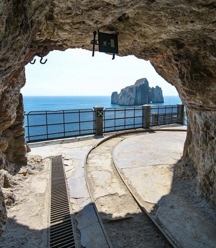 Le antiche miniere del Sulcis: memoria, paesaggio e identità Le antiche miniere del Sulcis: memoria, paesaggio e identità