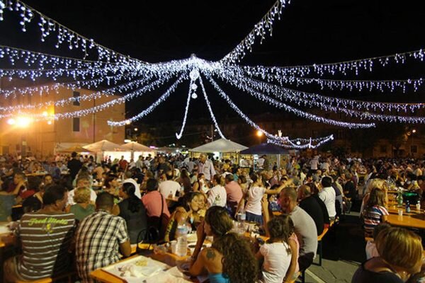 VIVERE IL SULCIS Le feste di paese nel Sulcis — tradizioni, comunità e convivialità mediterranea VIVERE IL SULCIS Le feste di paese nel Sulcis — tradizioni, comunità e convivialità mediterranea