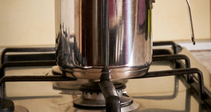 Bollitore a gas in cucina a disposizione degli ospiti per te e tisane