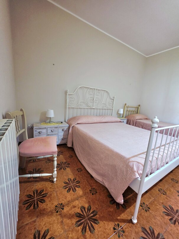 Stanza matrimoniale arredata con comfort moderni a Sommatino