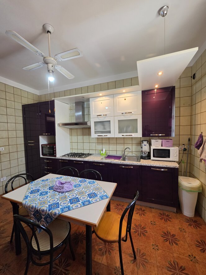 Zona cucina e colazione attrezzata per gli ospiti del Bed and Breakfast