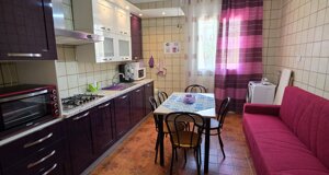 Cucina e zona giorno comune del bed and breakfast a Sommatino