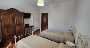 Stanza doppia confortevole con letti pronti per gli ospiti del B&B