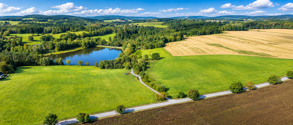 panoramatická krajina s jezerem a poli panoramatická krajina s jezerem a poli