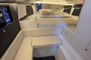 dettaglio%20interno%20cabina%20lato%20guida.webp