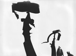 Quinto Ghermandi insieme alle sue sculture ritratto dal fotografo tedesco Erhard Wehrmann.