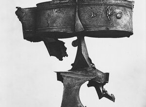 Quinto Ghermandi insieme alle sue sculture ritratto dal fotografo tedesco Erhard Wehrmann.