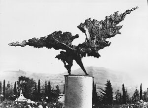 Quinto Ghermandi insieme alle sue sculture ritratto dal fotografo tedesco Erhard Wehrmann.