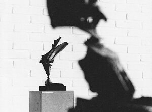 Quinto Ghermandi insieme alle sue sculture ritratto dal fotografo danese Gregers Nielsen. Quinto Ghermandi insieme alle sue sculture ritratto dal fotografo danese Gregers Nielsen.