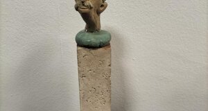 eyJpdCI6IkxhIHByb2R1emlvbmUgc2F0aXJpY2EgZGkgUXVpbnRvIEdoZXJtYW5kaSBjb25zaXN06SBpbiBkZWNpbmUgZGkgc3RhdHVldHRlIHBpdXR0b3N0byBzdGlsaXp6YXRlLCBxdWFzaSBkZWdsaSBhYmJvenppLCByZWFsaXp6YXRlIGluIGNyZXRhLCBjb3R0ZSBpbiBmb3JubyBlIHBvaSBkaXBpbnRlIGEgdGVtcGVyYS4ifQ==