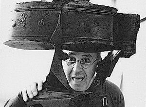 Quinto Ghermandi insieme alle sue sculture ritratto dal fotografo tedesco Erhard Wehrmann.
