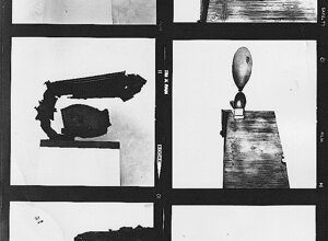Quinto Ghermandi insieme alle sue sculture ritratto dal fotografo tedesco Erhard Wehrmann.