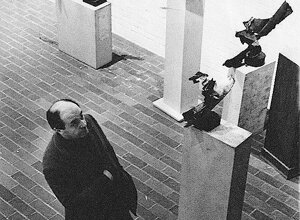 Quinto Ghermandi insieme alle sue sculture ritratto dal fotografo danese Gregers Nielsen. Quinto Ghermandi insieme alle sue sculture ritratto dal fotografo danese Gregers Nielsen.