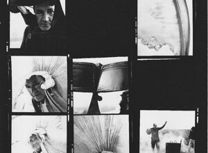 Quinto Ghermandi insieme alle sue sculture ritratto dal fotografo tedesco Erhard Wehrmann.
