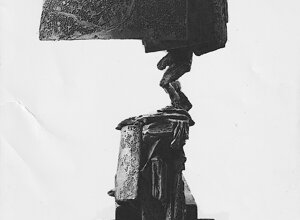 Quinto Ghermandi insieme alle sue sculture ritratto dal fotografo tedesco Erhard Wehrmann.
