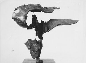 Quinto Ghermandi insieme alle sue sculture ritratto dal fotografo tedesco Erhard Wehrmann.