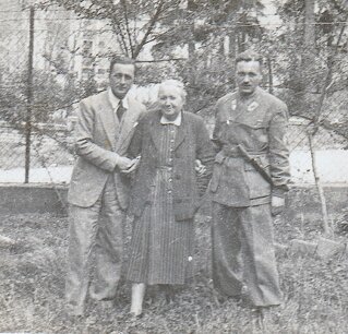 In licenza a Bologna insieme alla madre e ad uno dei fratelli (anche lui in licenza). In licenza a Bologna insieme alla madre e ad uno dei fratelli (anche lui in licenza).