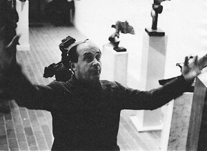 Quinto Ghermandi insieme alle sue sculture ritratto dal fotografo danese Gregers Nielsen. Quinto Ghermandi insieme alle sue sculture ritratto dal fotografo danese Gregers Nielsen.