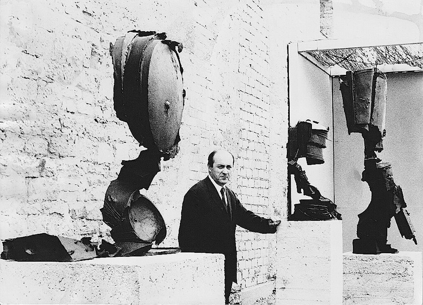 Quinto Ghermandi con le sue sculture alla mostra personale di Kassel del 1964. Quinto Ghermandi con le sue sculture alla mostra personale di Kassel del 1964.