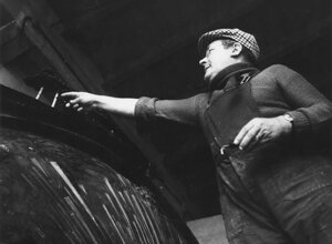 Quinto Ghermandi insieme alle sue sculture ritratto dal fotografo tedesco Erhard Wehrmann.