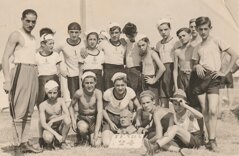 Al centro della fila in basso, Ghermandi al campo degli avanguardisti con una testa del Duce da lui modellata. Al centro della fila in basso, Ghermandi al campo degli avanguardisti con una testa del Duce da lui modellata.