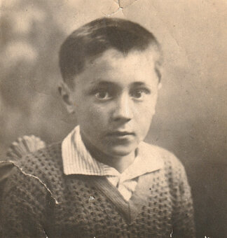 A nove-dieci anni in un ritratto uso tessera preso in studio a Bologna. A nove-dieci anni in un ritratto uso tessera preso in studio a Bologna.