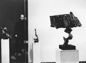 Quinto Ghermandi insieme alle sue sculture ritratto dal fotografo danese Gregers Nielsen. Quinto Ghermandi insieme alle sue sculture ritratto dal fotografo danese Gregers Nielsen.