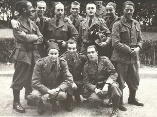 Ghermandi in libera uscita con i commilitoni posa per una foto ricordo. Tutti indossano il fez cremisi dei bersaglieri, lui preferisce il cappello piumato.