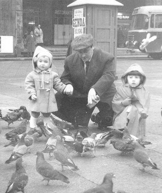 Quinto Ghermandi con i figli Martino e Cristina in Piazza Maggiore nel 1960. Quinto Ghermandi con i figli Martino e Cristina in Piazza Maggiore nel 1960.