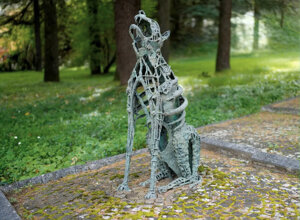 Animali, creature mostruose, primi esperimenti di scultura informale e ritratti statuari popolano il parco di villa Baldisserra a Pianoro (Bo). Animali, creature mostruose, primi esperimenti di scultura informale e ritratti statuari popolano il parco di villa Baldisserra a Pianoro (Bo).